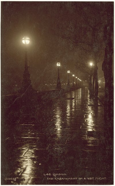 Londres, o Embankment numa noite húmida (fotografia a preto e branco) de English Photographer