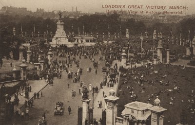Marcha da Grande Vitória de Londres, vista aérea no Victoria Memorial (foto a p/b) de English Photographer