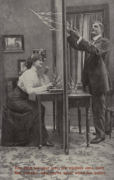 Amantes que comunicam por wireless (foto a p/b) de English Photographer