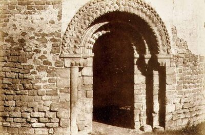 Castelo Ludlow: o portal da Igreja Redonda, c.1852-3 (foto) de English Photographer