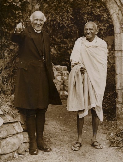 Mahatma Gandhi, líder indiano do movimento pela independência do domínio britânico (foto a p/b) de English Photographer