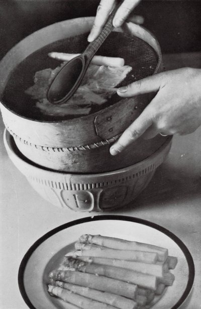 Preparar uma sopa de creme de legumes (fotografia a preto e branco) de English Photographer
