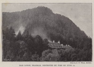 Mar Lodge, Braemar, destruído pelo fogo em 14 de junho de English Photographer