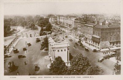 Arco de mármore mostrando Bayswater Road e Hyde Park, Londres de English Photographer