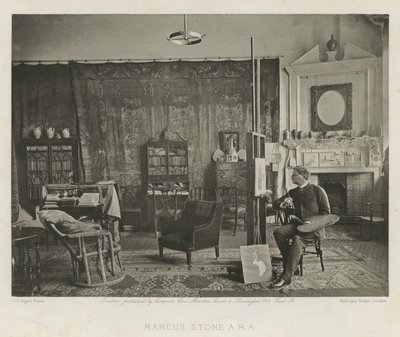 Marcus Stone no seu Melbury Road Studio de English Photographer