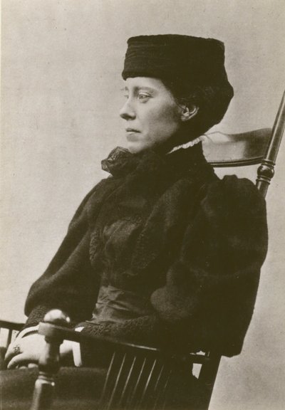 Mary Kingsley, retrato, sentada, de chapéu (foto a p/b) de English Photographer