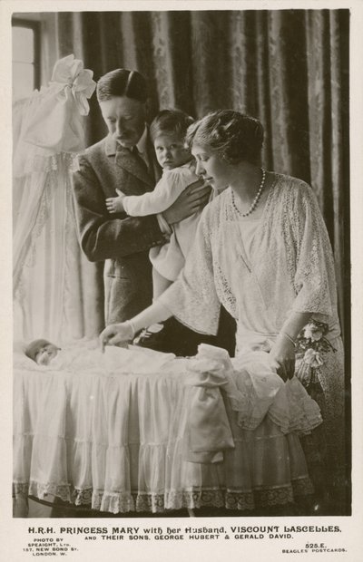 Mary, Princesa Royal, e seu marido, Visconde Lascelles, com seus filhos, George e Gerald (foto a p/b) de English Photographer