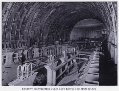 Mersey Tunnel: Construção de estradas por baixo de terrenos do túnel principal (foto a p/b) de English Photographer