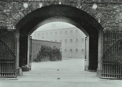 Prisão Millbank: arco, entrada, 1885 de English Photographer