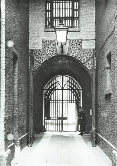 Prisão Millbank: passagem principal, Warden Barnard na porta, 1885 de English Photographer