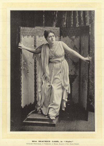 Miss Beatrice Lamb, em Niobe de English Photographer