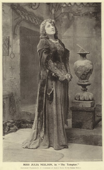 Miss Julia Neilson, em The Tempter de English Photographer