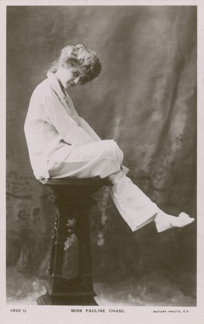Miss Pauline Chase, de pijama de English Photographer