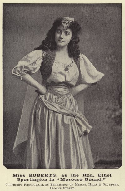 Miss Roberts, como o Hon Ethel Sportington em Marrocos Bound de English Photographer
