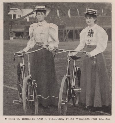 Miss W Roberts e J Fielding, vencedores de corridas de English Photographer