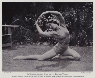 Cultura de Beleza Moderna: Um exercício especialmente bom para as pernas e coxas (foto a p/b) de English Photographer