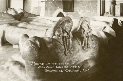 Monges nas solas dos pés de Sir John Leigh, Igreja de Godshill, Ilha de Wight, Inglaterra (fotografia a preto e branco) de English Photographer