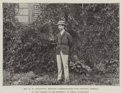 Sr. HH Johnston, comissário britânico para a África Central, nos jardins da residência em Zomba, Nyassaland de English Photographer