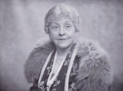 Sra. Laura Henderson, proprietária do Windmill Theatre, Piccadilly, Londres (foto) de English Photographer