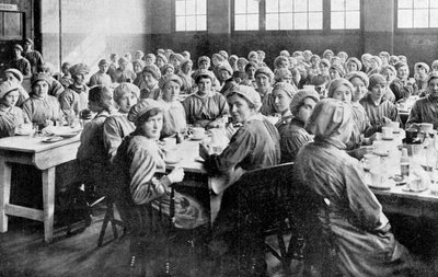 Trabalhadores de munições na cantina de English Photographer