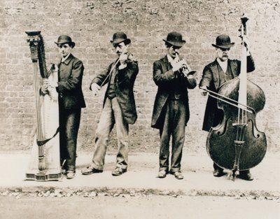 Músicos em Greenwich em 1884 de English Photographer