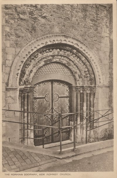 Porta Norman da Igreja São Nicolau, Novo Romney, Kent (foto a p/b) de English Photographer