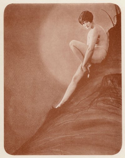 Arte nudista: Coquettish (fotografia a preto e branco) de English Photographer