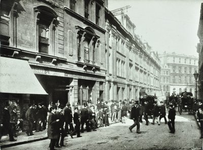Old Broad Street, entrada para bolsa de valores, cidade de Londres, 1890 de English Photographer