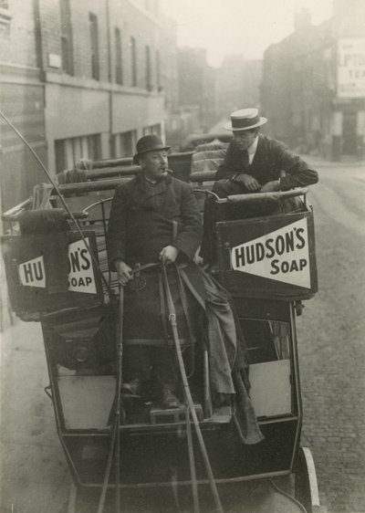 Omnibus e motorista de English Photographer