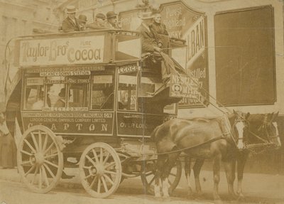 Omnibus e motorista de English Photographer