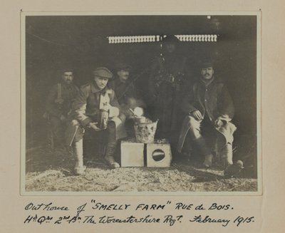 Outhouse of SMELLY FAZER Rue de Bois. Hd. Qrs 2º Bn O Worcestershire Regt. Fevereiro de 1915 de English Photographer