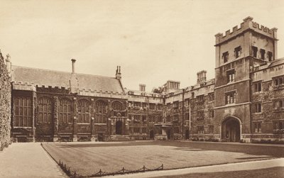 Oxford: Exeter College, The Quadrangle and Hall (fotografia a preto e branco) de English Photographer