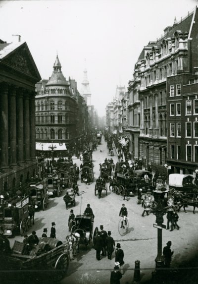 Penny Farthing no tráfego fora da Mansion House na década de 1880 de English Photographer