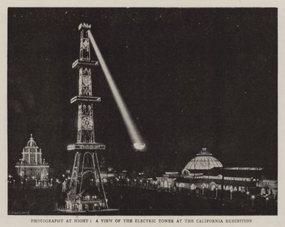 Fotografia à noite, uma vista da torre elétrica na exposição da Califórnia de English Photographer