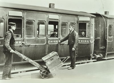 Porteiros de plataforma em uma estação ferroviária, 1885 de English Photographer