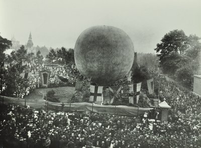 Chão de Recreação Poplar: multidões assistir a um balão de ar quente, 1892 de English Photographer