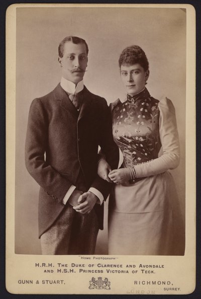 Retrato, Príncipe Alberto Victor, filho mais velho do Rei Eduardo VII, e Princesa Maria de Teck (foto a p/b) de English Photographer