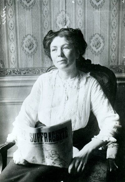 Retrato de Christabel Pankhurst lendo uma cópia da Suffragette c.1905 de English Photographer