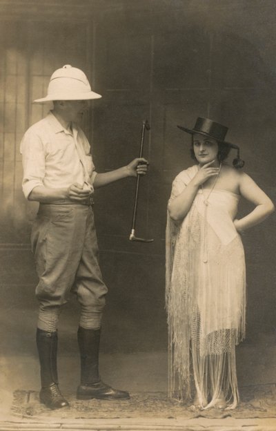Retrato de um homem vestido para montar e de uma mulher com um chapéu e um vestido (fotografia a preto e branco) de English Photographer