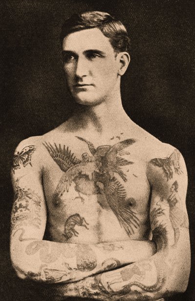 Retrato de um homem tatuado por Sutherland MacDonald de English Photographer
