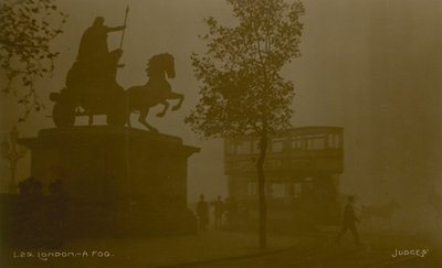 Postal com uma imagem de Londres no smog de English Photographer