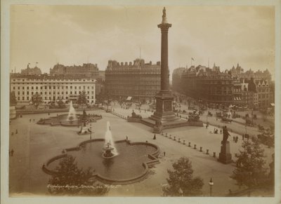 Postal com uma imagem da Trafalgar Square de English Photographer