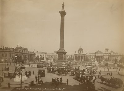 Postal com uma imagem da Trafalgar Square de English Photographer