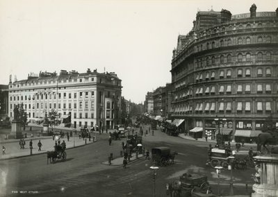 Postal com uma imagem de West Strand de English Photographer