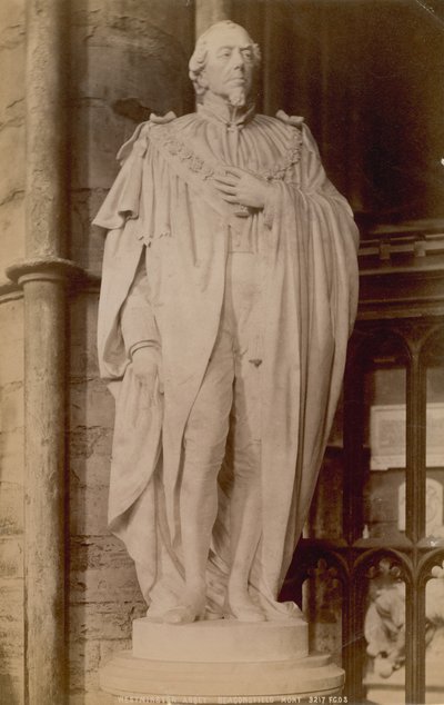 Postal com uma imagem de uma estátua de Benjamin Disraeli de English Photographer