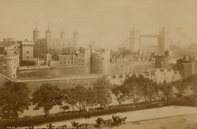 Postal com uma imagem da Torre de Londres de English Photographer