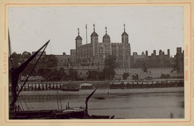 Postal com uma imagem da Torre de Londres de English Photographer