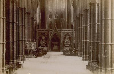 Postal com uma imagem do interior da Abadia de Westminster de English Photographer