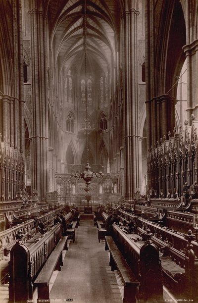 Postal com uma imagem do interior do Coro da Abadia de Westminster de English Photographer