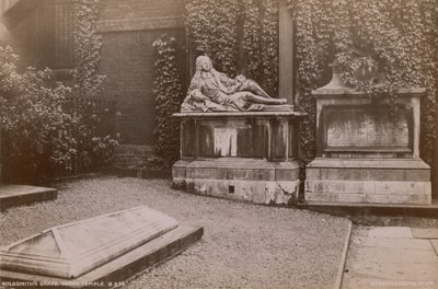 Postal com o túmulo de Oliver Goldsmith no Inner Temple de English Photographer